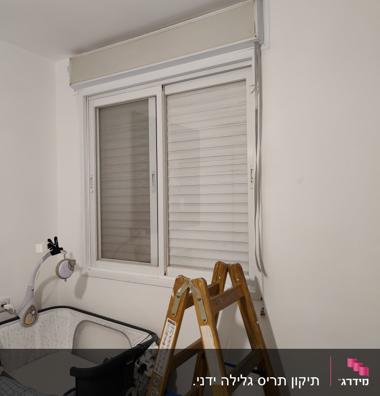 תריסים לבנים סגורים על חלון זכוכית כפול